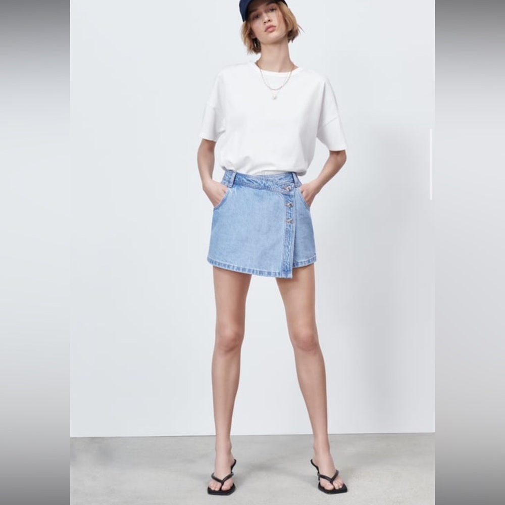 BUTTONED DENIM SKORT - ZARA - MEDIUM
